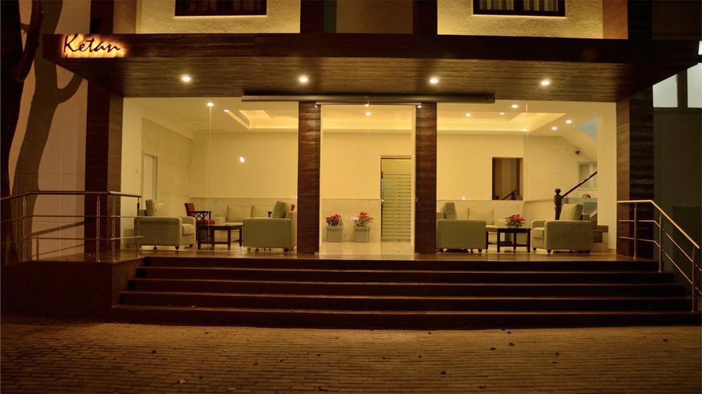 Hotel Ketan Pune Exteriör bild